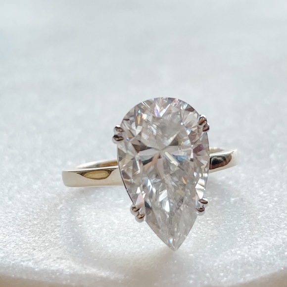 14k Gold, 6ct Elongated Pear Ring - Picture 2 of 8